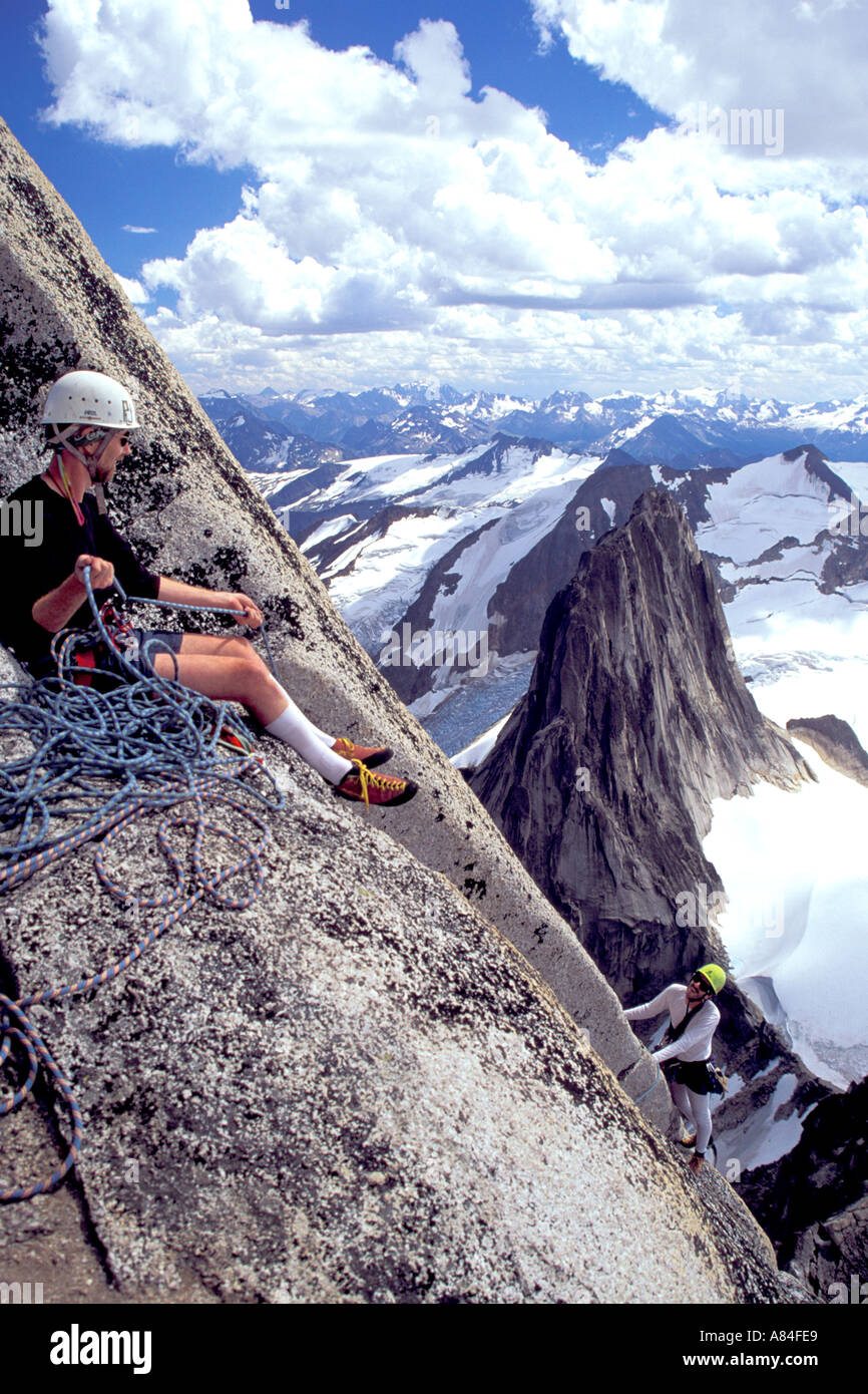 Scalatore arrampicata vicino al vertice della cuspide Bugaboo Bugaboo Glacier Parco Provinciale della Columbia britannica in Canada Foto Stock