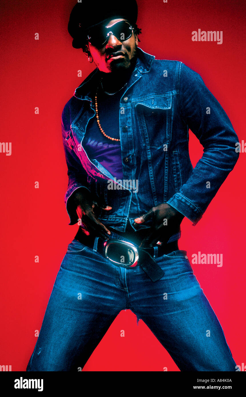 Ritratto in studio di un maschio nero con atteggiamento in denim & occhiali da sole Foto Stock