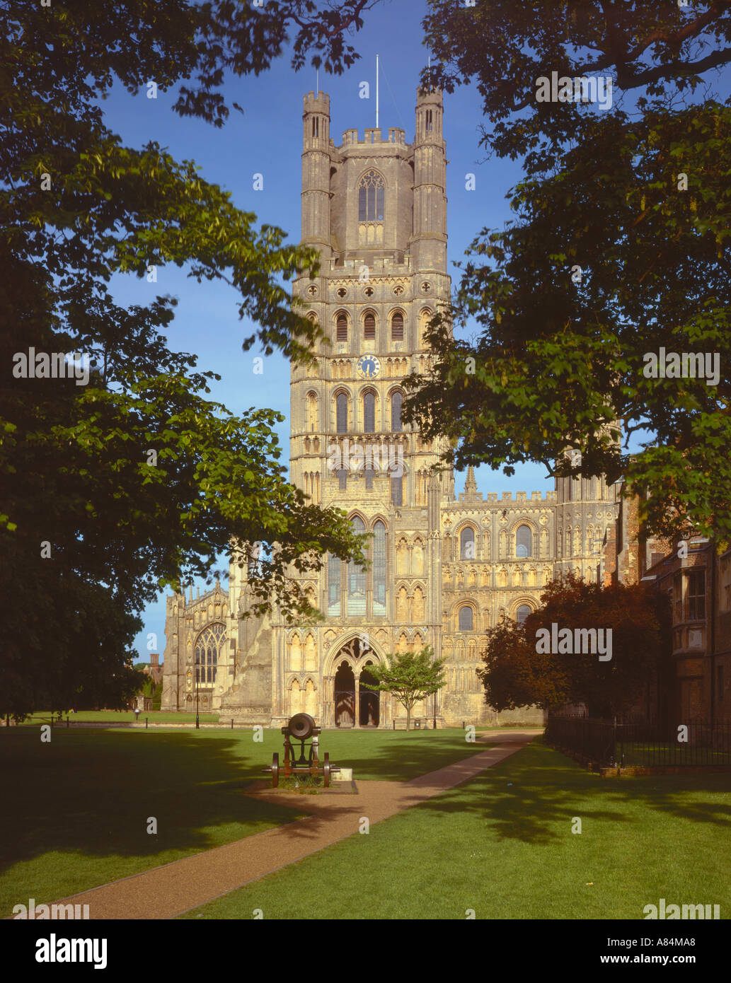 Cattedrale di Ely visto da ovest Ely Cambridgeshire England Regno Unito Foto Stock