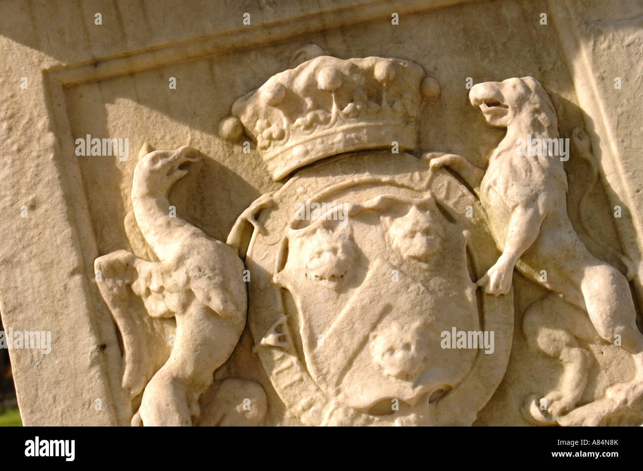 Stemma di famiglia al castello di Wentworth Yorkshire. Ripristino mediante Northern College. Patrimonio del fondo della lotteria. Patrimonio inglese. Foto Stock