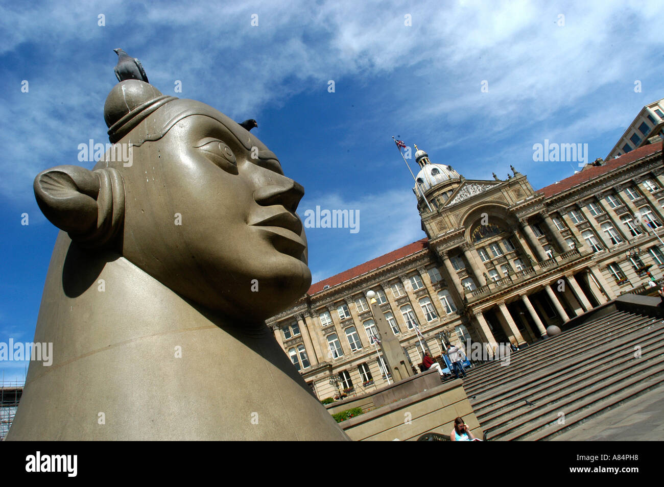 Custode Statua in Victoria Square uno dei due da Dhruva Mistry Birmingham Council House è in background Foto Stock