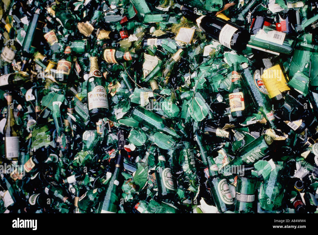 Bottiglie di vetro rotte immagini e fotografie stock ad alta risoluzione -  Alamy