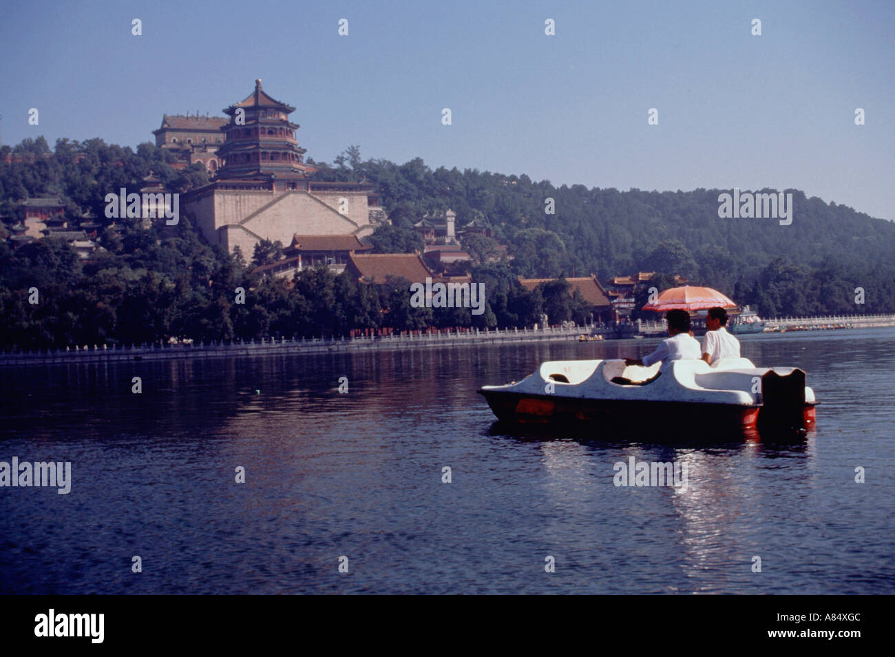 Cina. Pechino. Lago Kunming. Paio di pedalo. Foto Stock