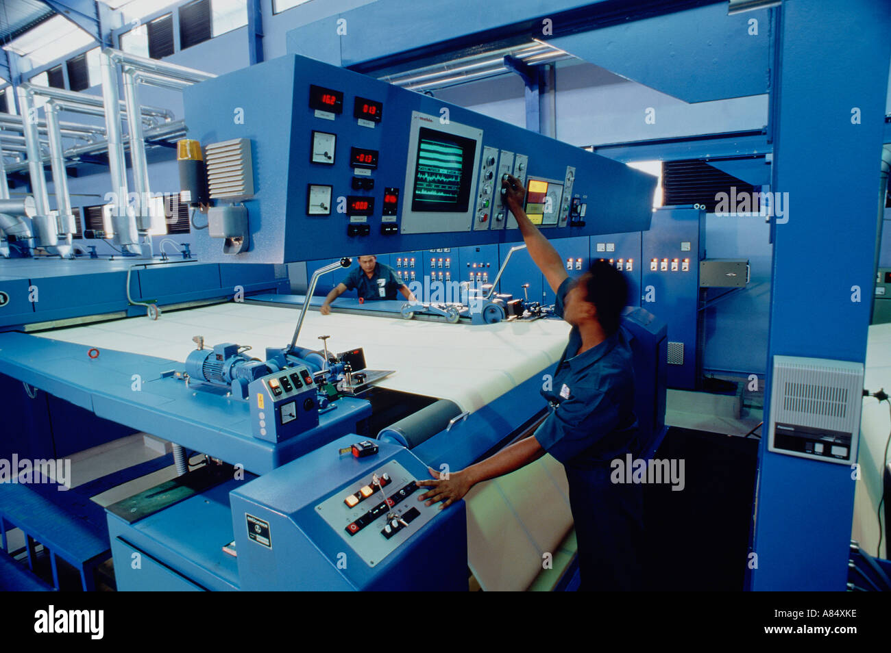 Indonesia. Industria manifatturiera. Il Tessile operaio di fabbrica gli operatori della macchina. Foto Stock