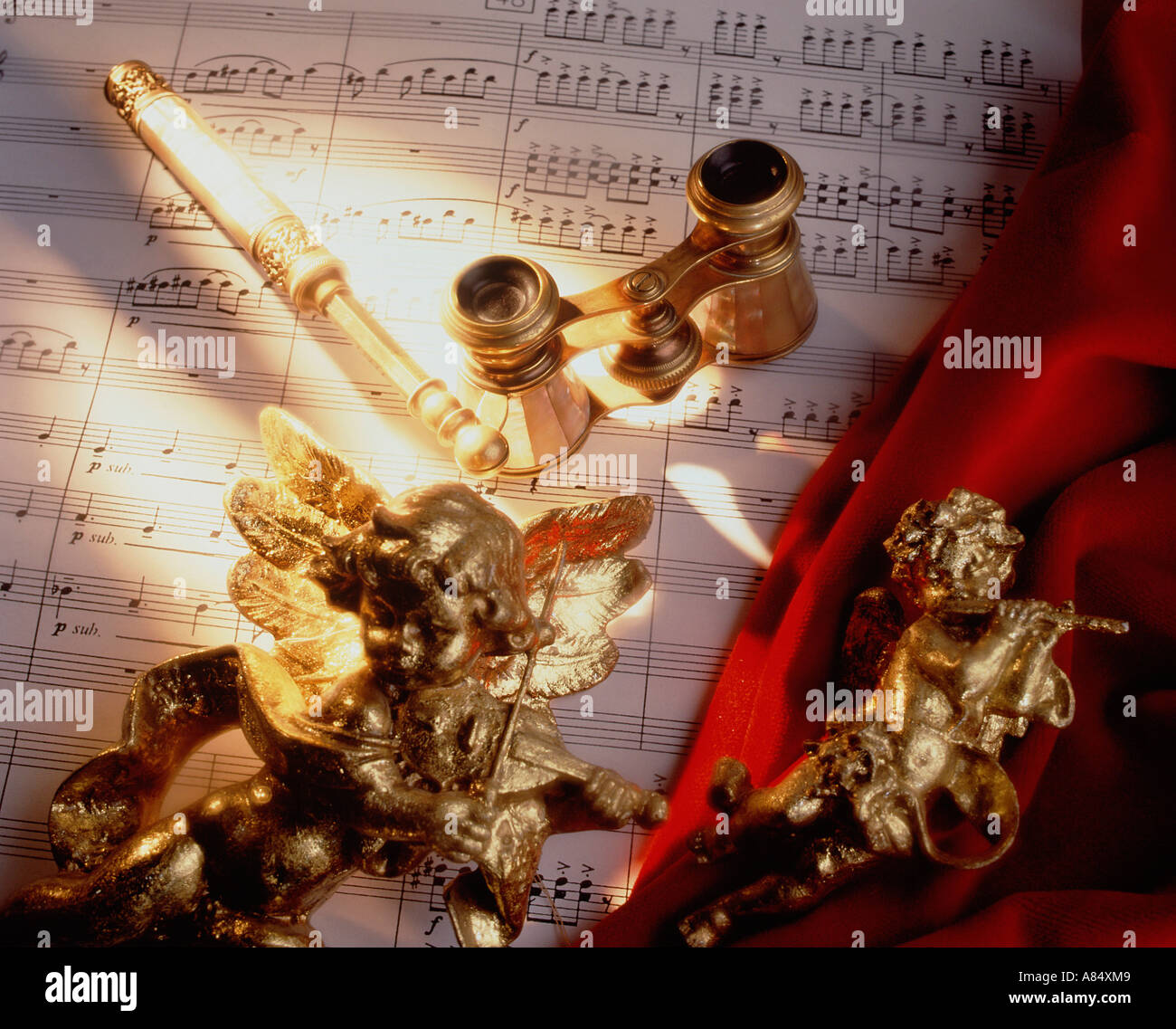 Ancora in vita. Il concetto di musica con foglio di musica, opera bicchieri, dorate cherubino figure e il conduttore è testimone. Foto Stock