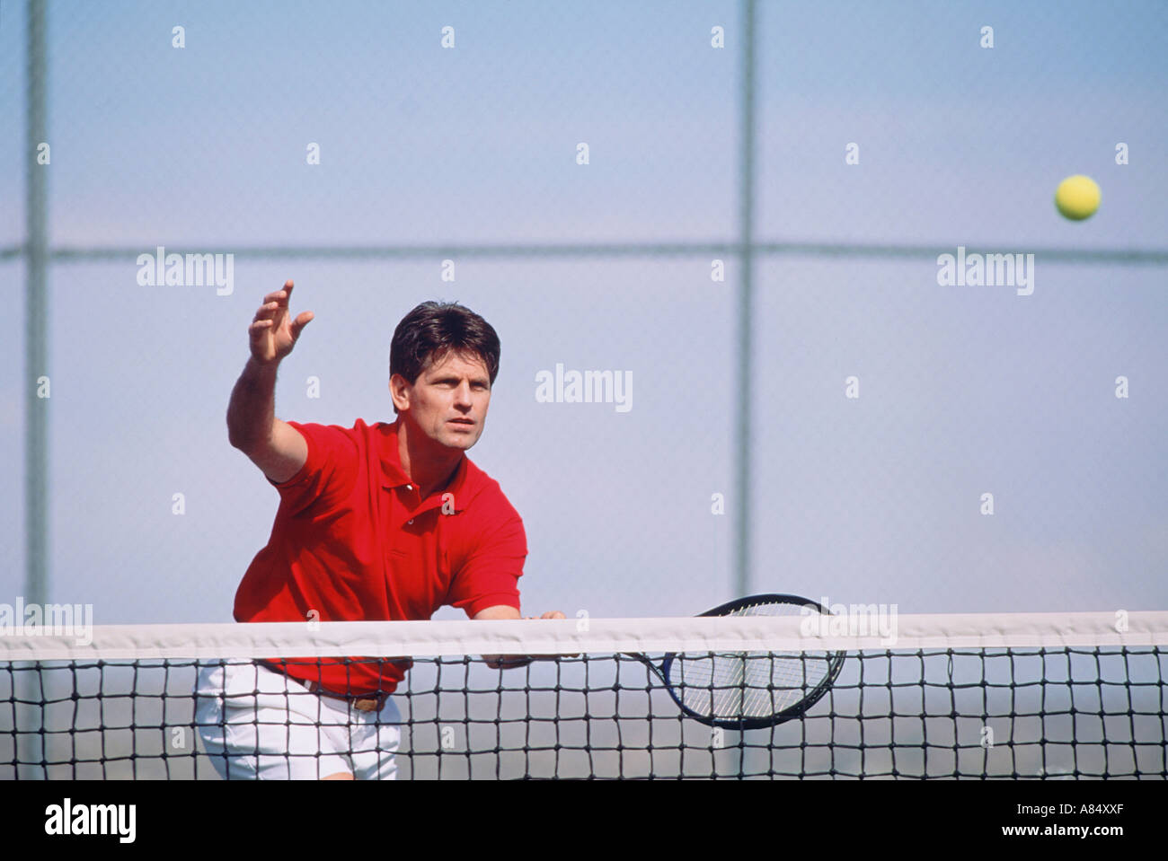Giovane uomo giocando a tennis. Foto Stock