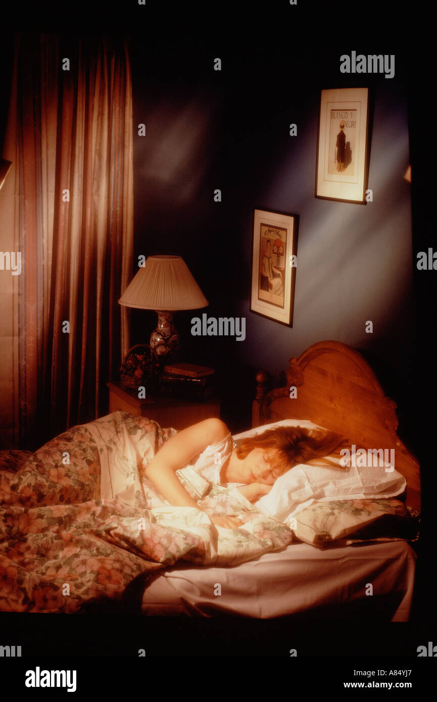 La donna addormentata in ambienti interni in letto. Foto Stock