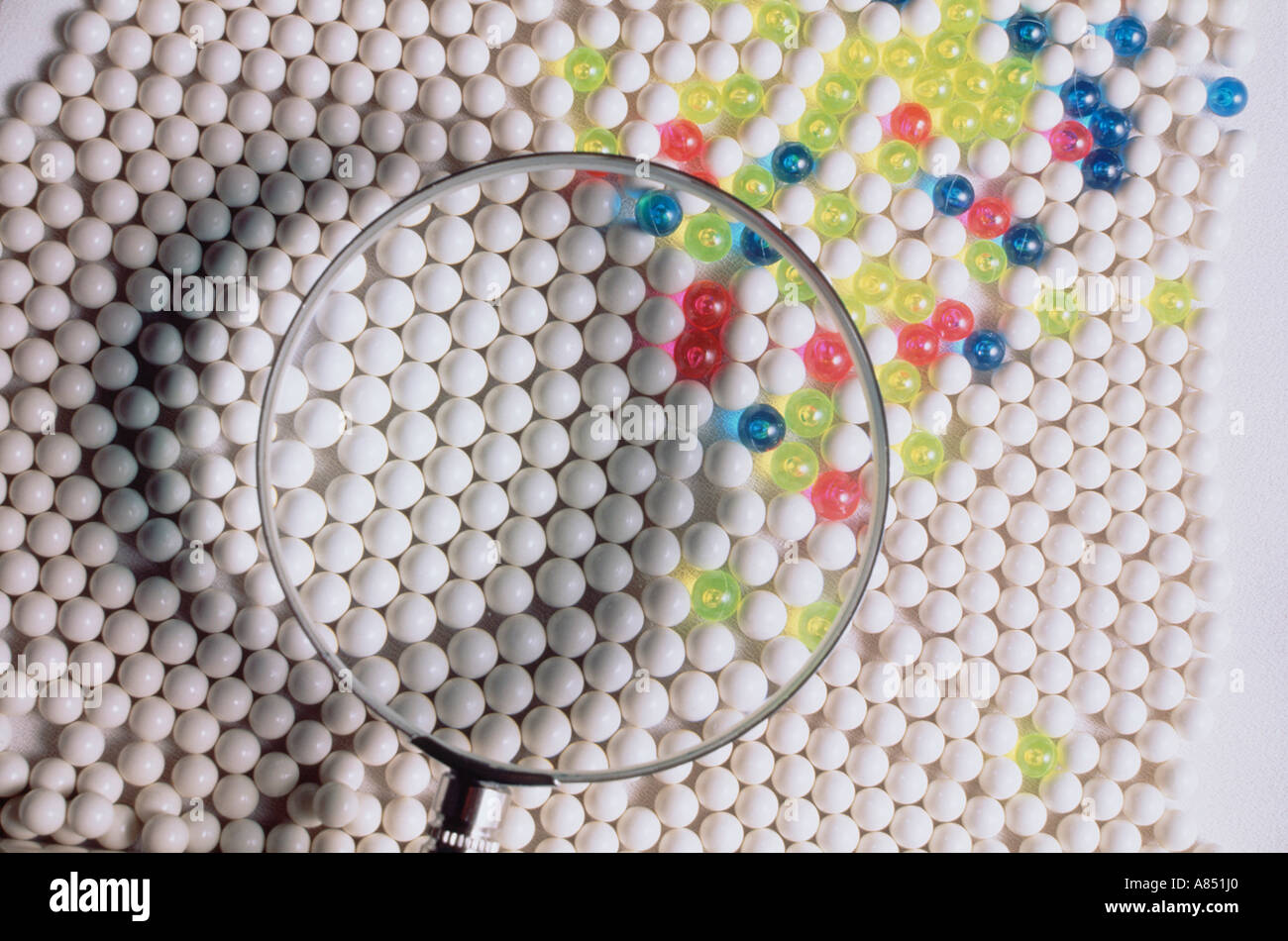 Ancora la vita di bb perle e alla lente di ingrandimento utilizzato in analisi statistica. Foto Stock
