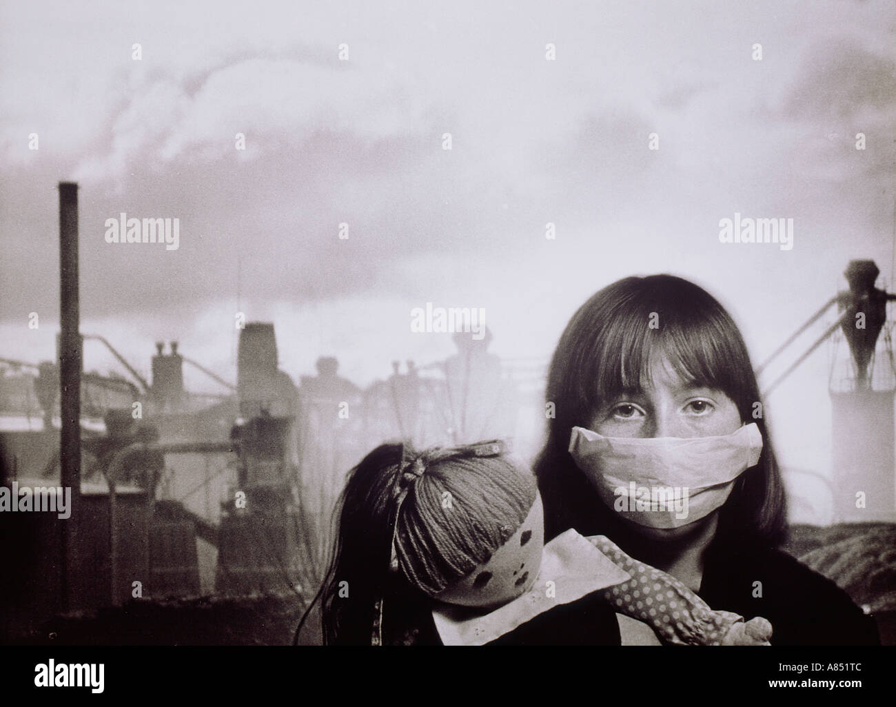 Concetto. Inquinamento atmosferico industriale. Bambino giovane ragazza che indossa maschera facciale. Foto Stock