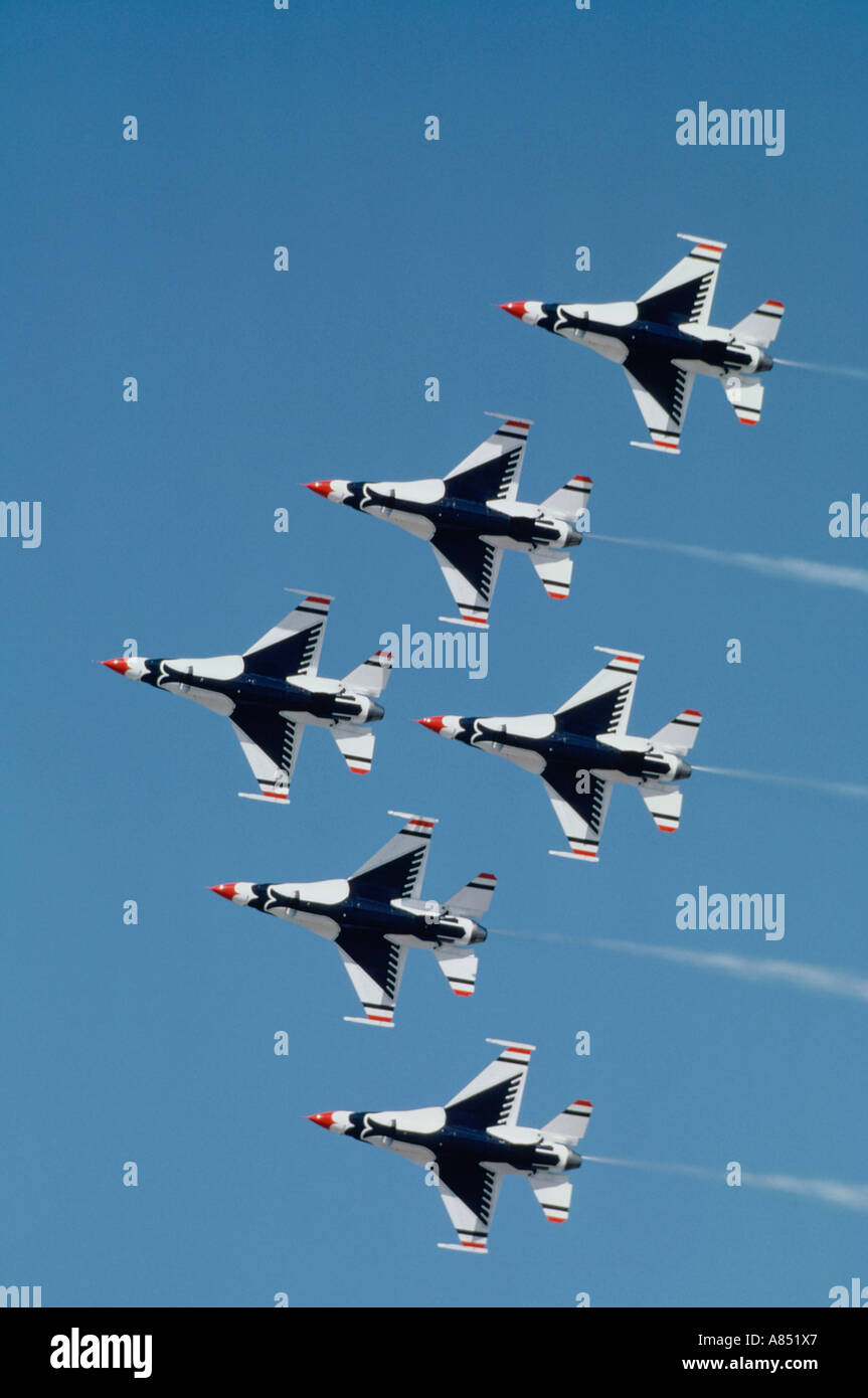 Forze armate Air Force jet militare formazione di aeromobili battenti F 16 Thunderbirds Foto Stock