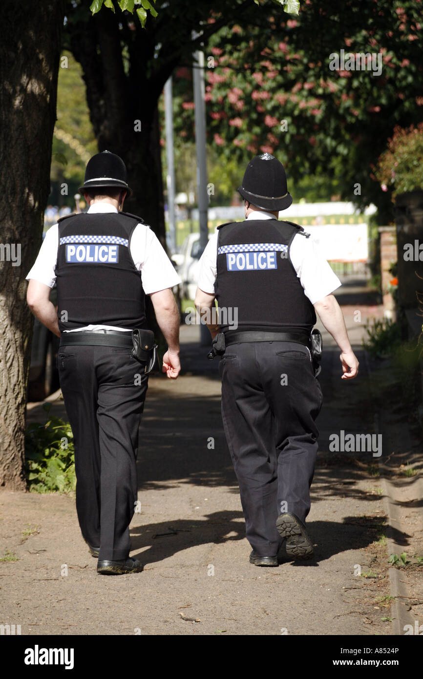 Battere due poliziotti in frondoso sobborgo Foto Stock