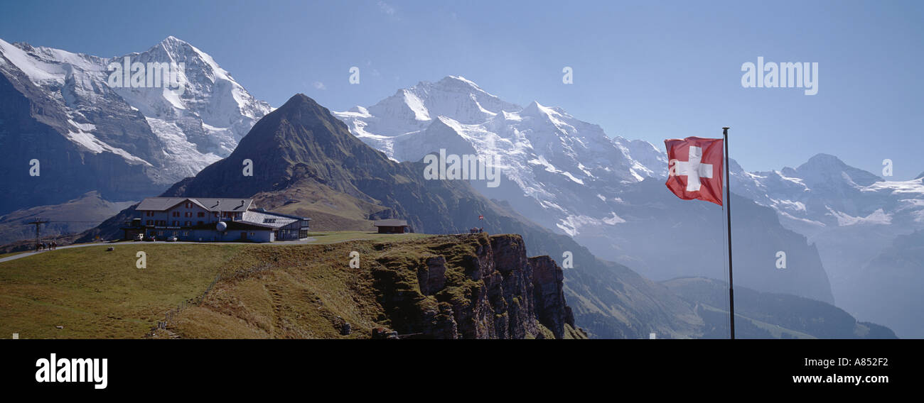 In Svizzera le alpi MONCH JUNGFRAU Oberland bernese WTH bandiera svizzera Foto Stock