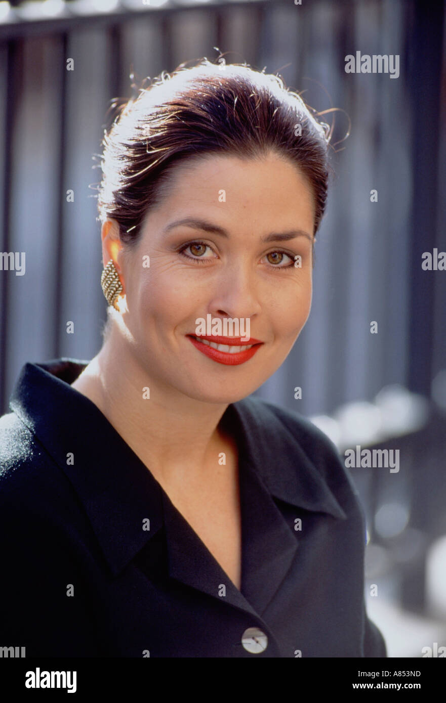 Ritratto di giovane donna in città Foto Stock