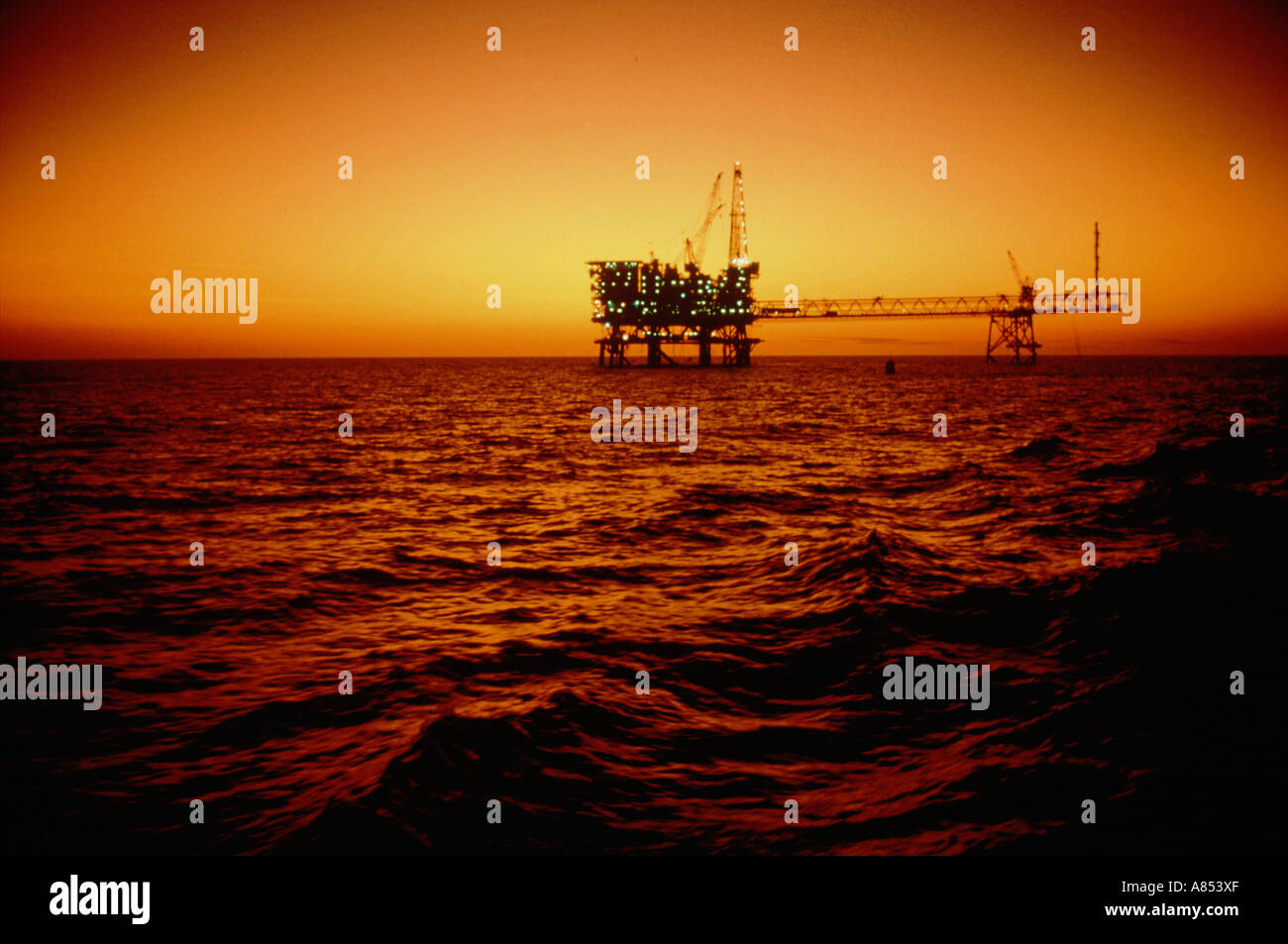 Australia. North Rankin un carro petrolifero offshore nel tramonto dell'oceano. Foto Stock