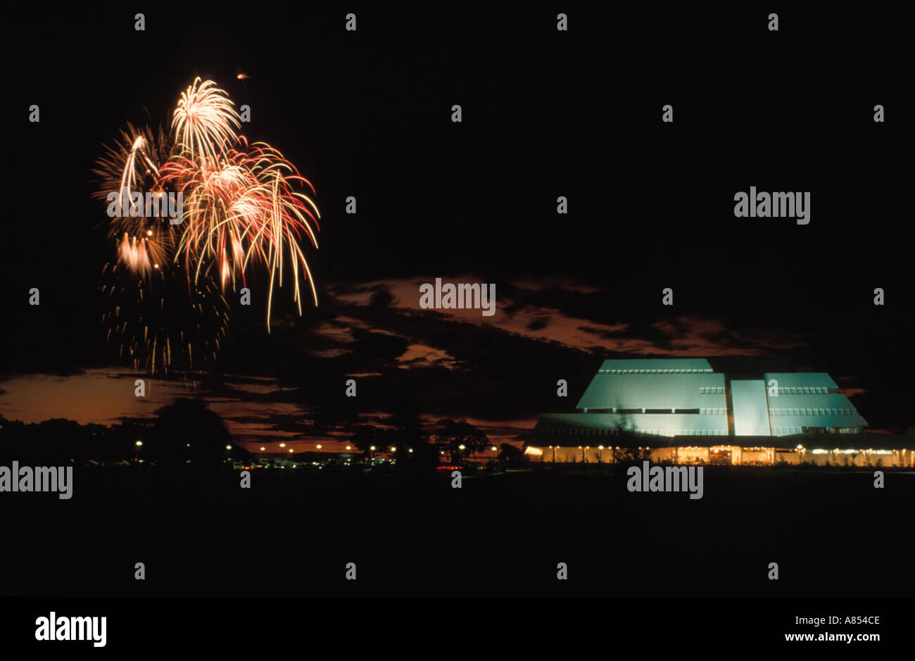 Darwin s Diamond Beach hotel casino complesso mostra fuochi d'artificio sulla sua apertura notturna Foto Stock