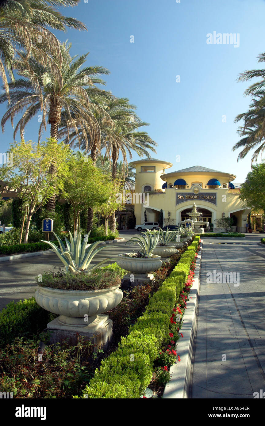 La parte anteriore dei terreni paesaggistici della Spa Resort Casino in Palm Springs California USA Foto Stock