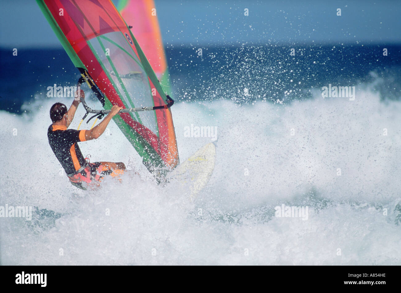 Windsurf uomo in surf Oceano con orizzonte. Foto Stock