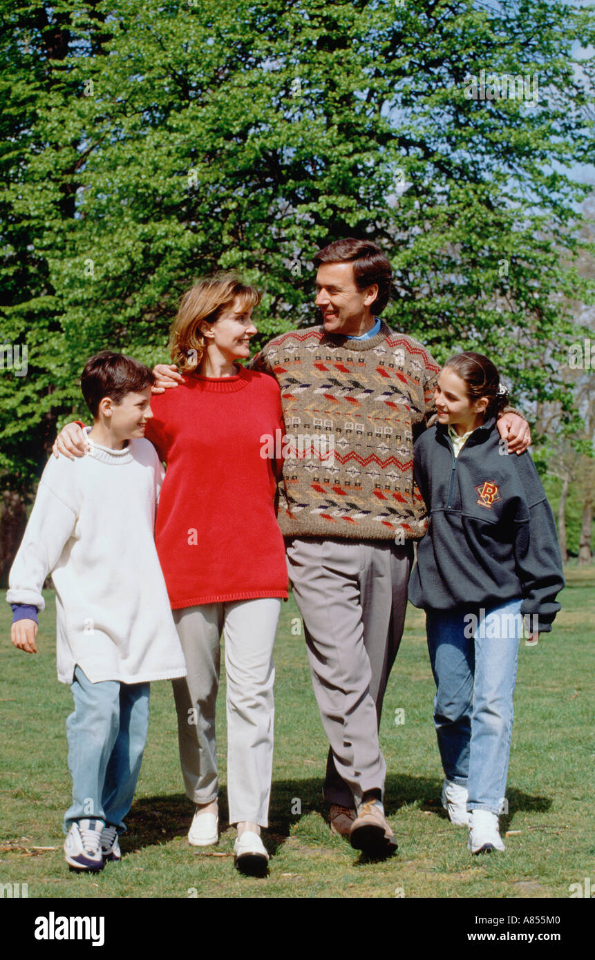 Famiglia passeggiate in un parco. Foto Stock