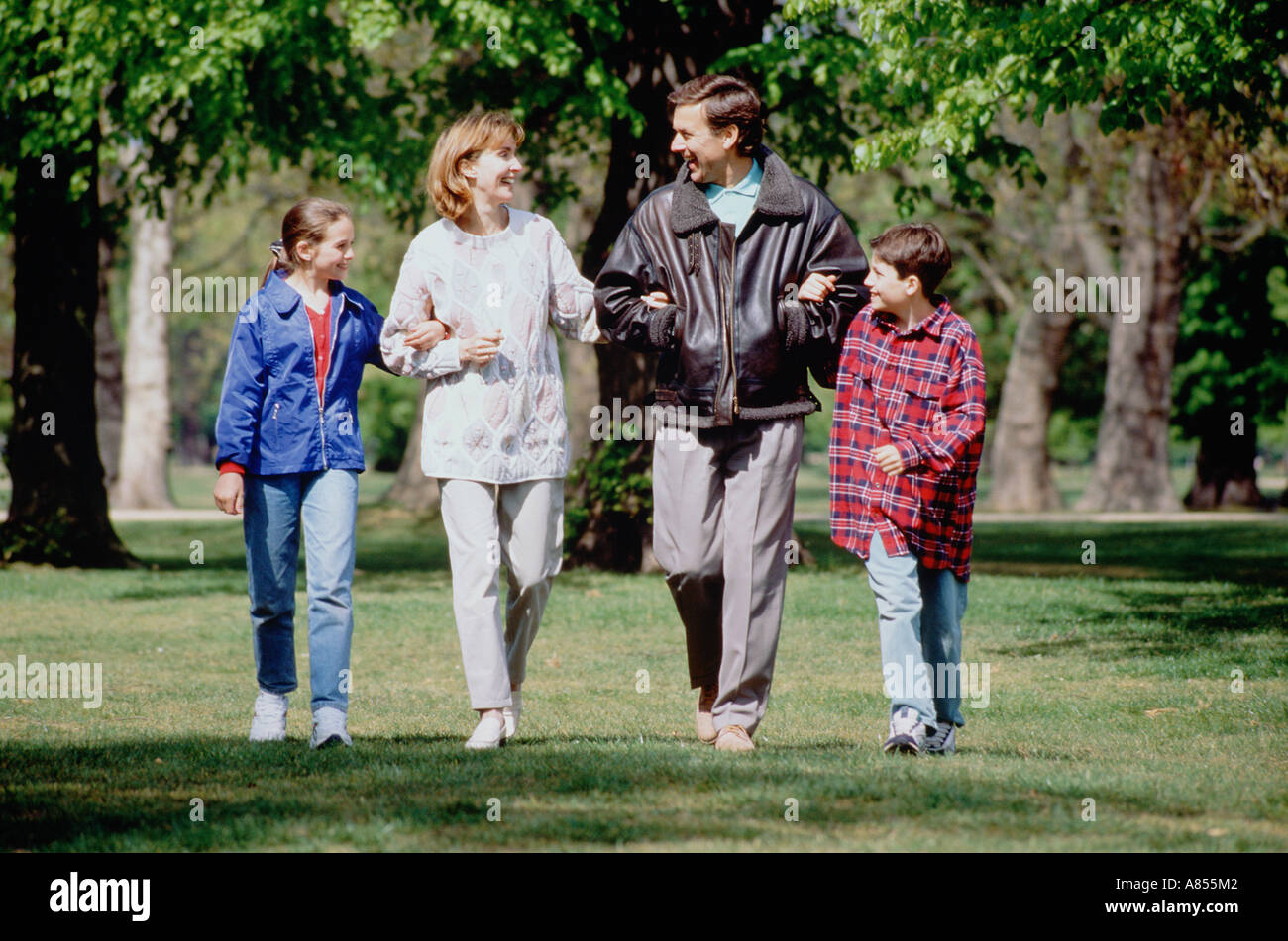 Famiglia passeggiate in un parco. Foto Stock