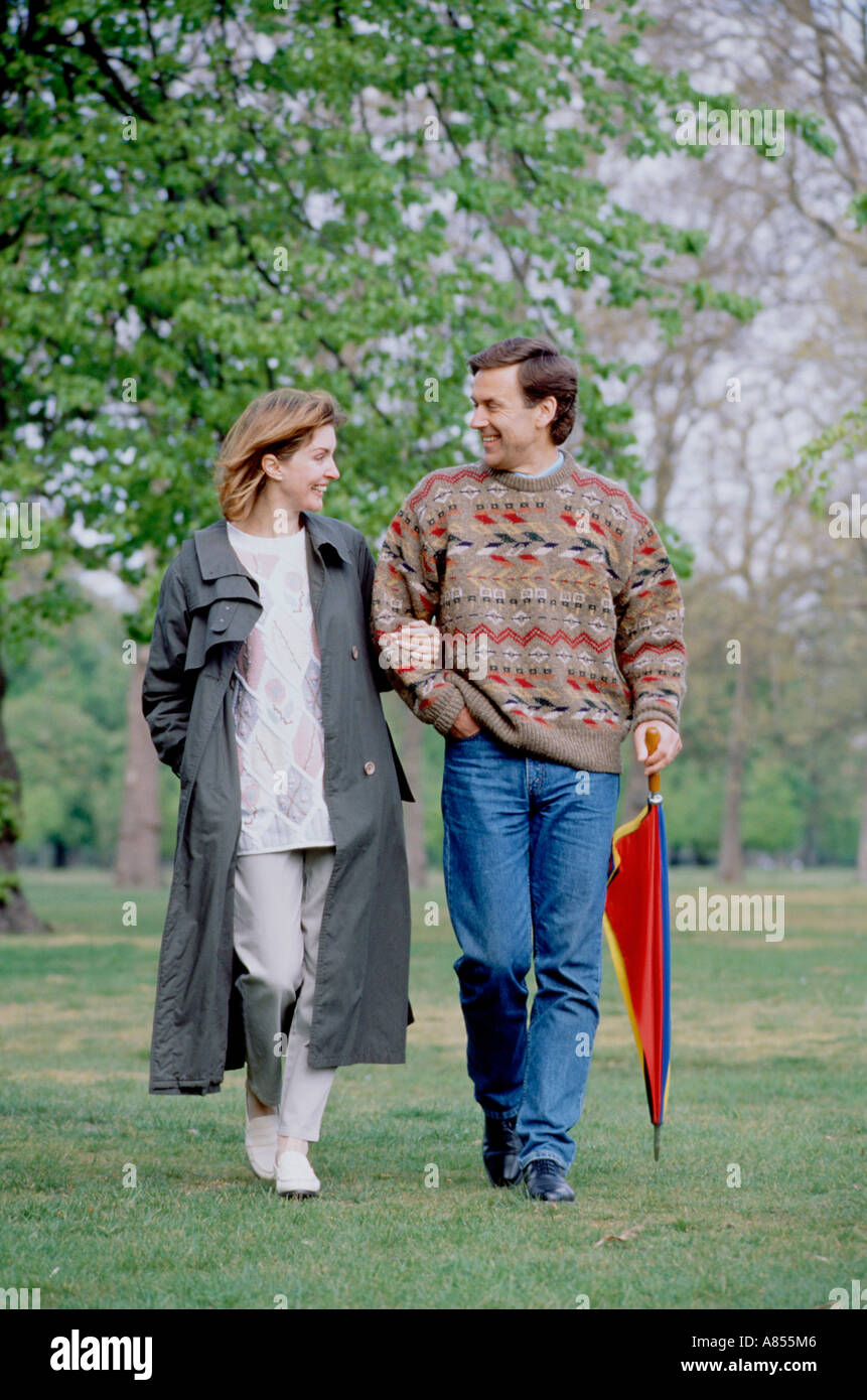 Giovane passeggiate all'aperto nel parco. Foto Stock