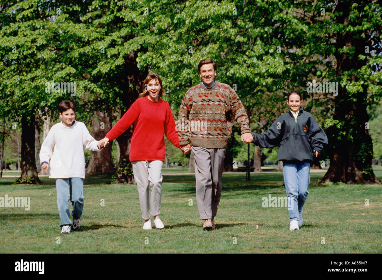Famiglia passeggiate in un parco. Foto Stock