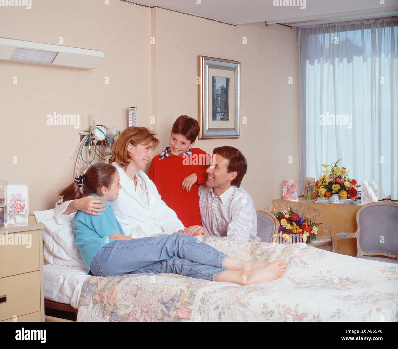 Padre di famiglia e due bambini in visita a madre in ospedale. Foto Stock