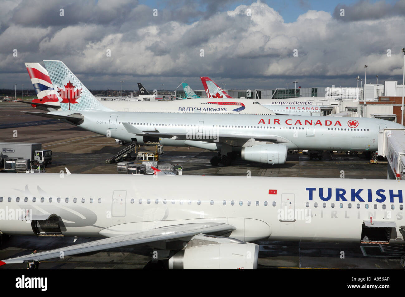 Aerei visto dalla Vergine lounge presso l'aeroporto di Heathrow. Foto Stock