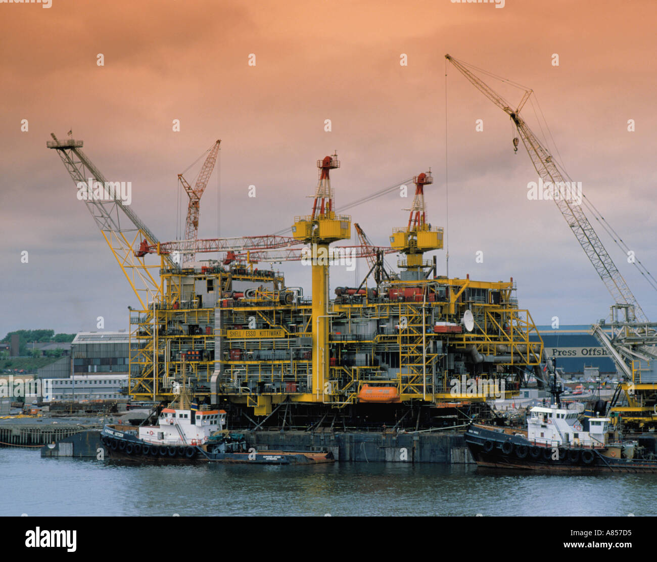 Il petrolio del Mare del Nord rig ("Kittiwake rig') su una chiatta, premere Offshore del cantiere di Adriano, Wallsend, Tyneside, Tyne and Wear, Inghilterra, Regno Unito. Foto Stock