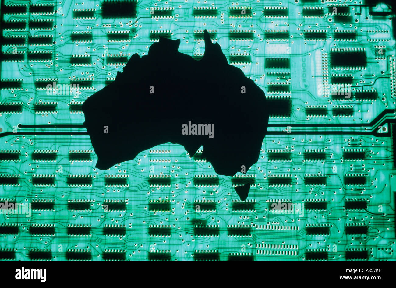 Ancora vita montage concetto di Australia continente mappa stagliano contro il circuito integrato del computer. Foto Stock