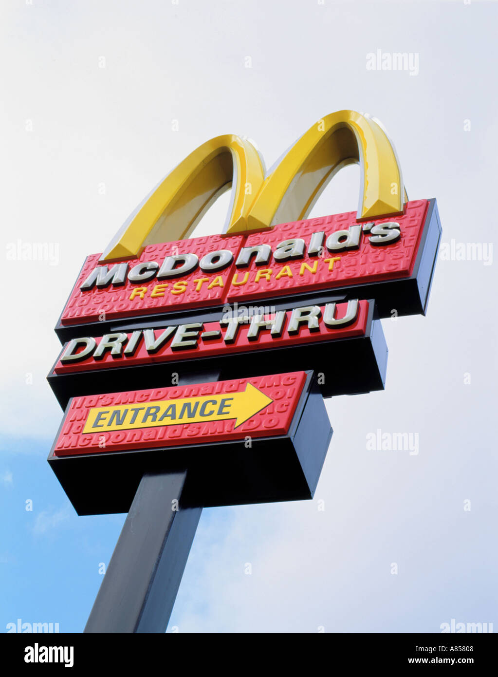 MacDonalds segno / logo al di fuori di un ristorante Drive-Thru, Inghilterra, Regno Unito. Foto Stock