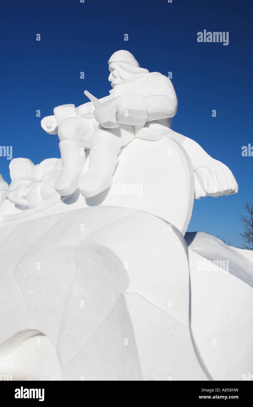 Scultura di neve di un voyageur canoe e voyageurs all'entrata di Fort Gibralter in Winnipeg Manitoba Canada Foto Stock