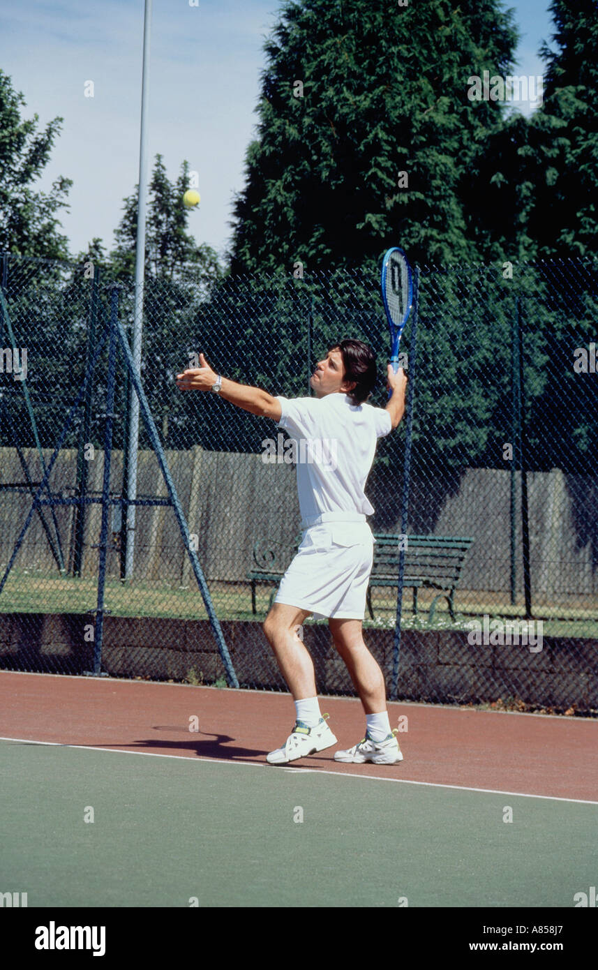 L'uomo sul campo da tennis giocando a tennis. Gioco di servizio. Foto Stock