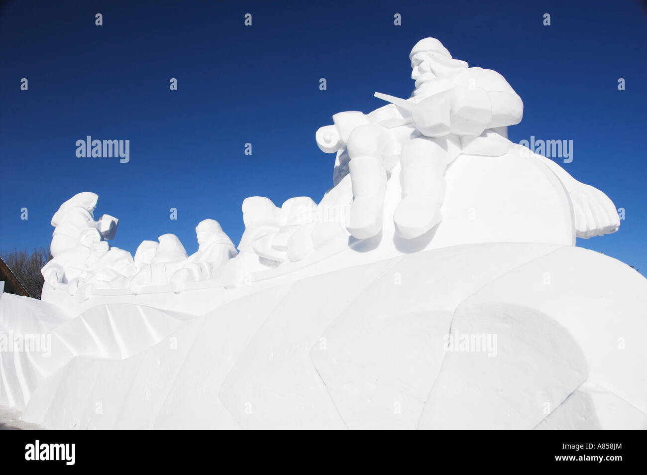 Scultura di neve di un voyageur canoe e voyageurs all'entrata di Fort Gibralter in Winnipeg, Manitoba Canada Foto Stock