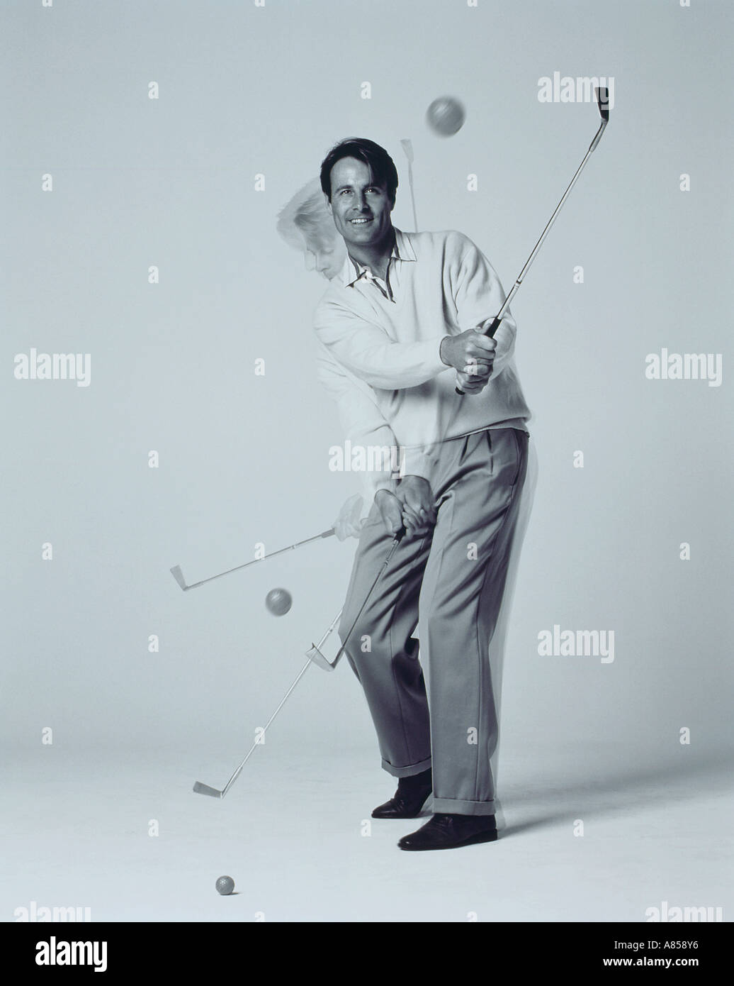 Studio immagine del giovane uomo praticare golf swing. Foto Stock