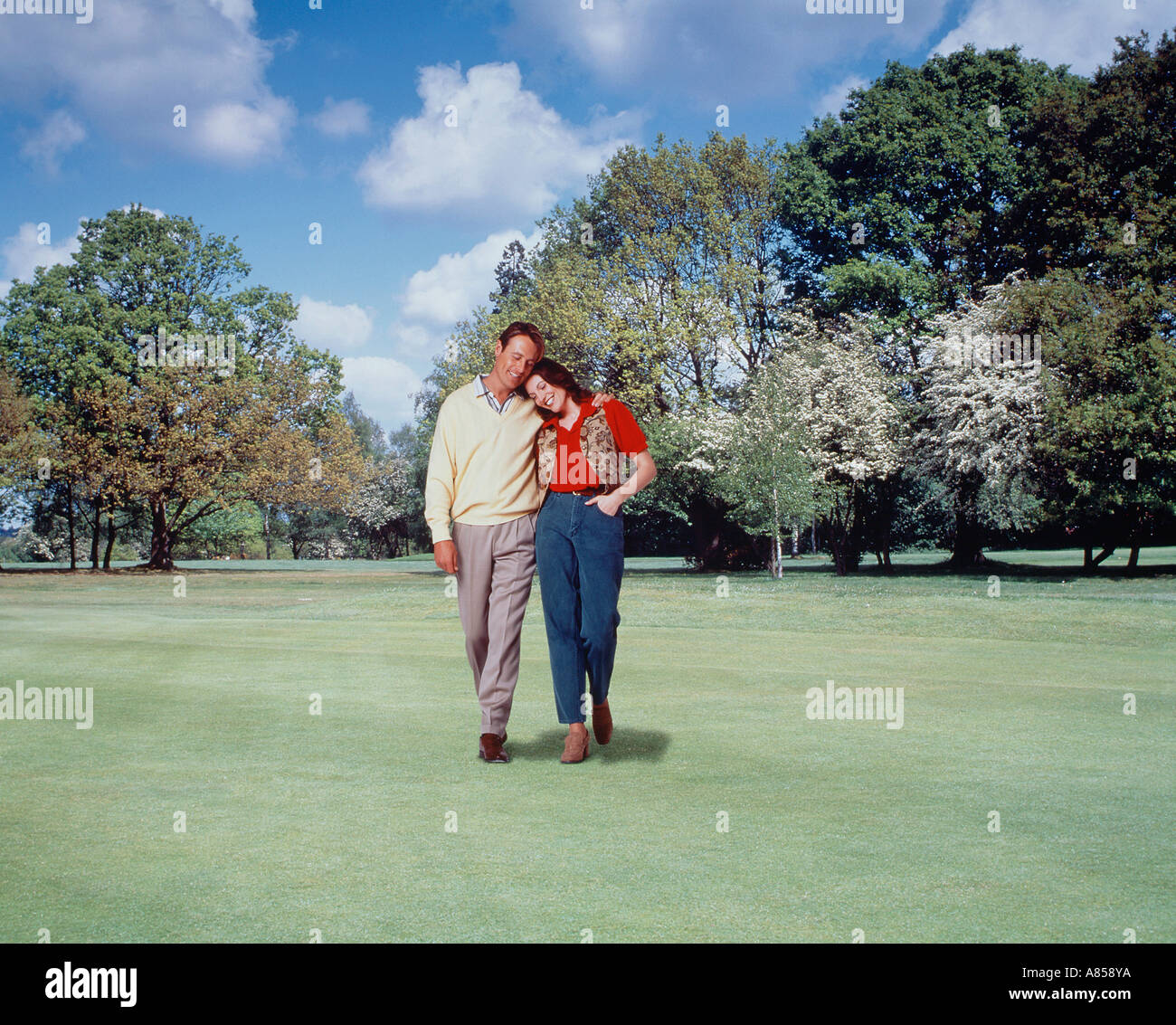 Giovane coppia romantica passeggiata nel parco. Foto Stock