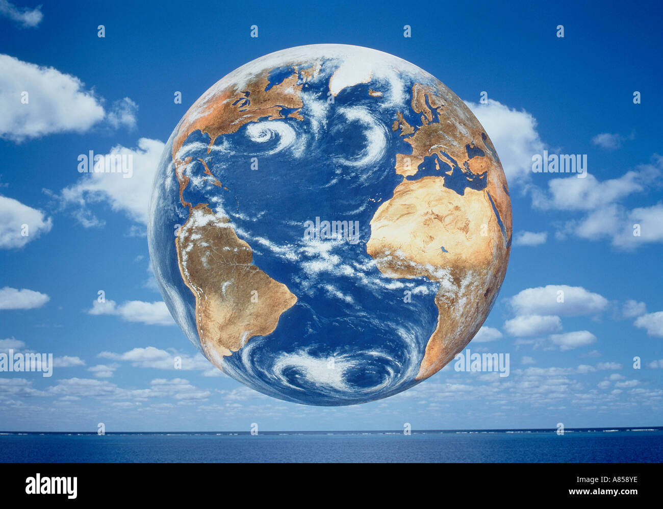 Concetto illustrazione del pianeta Terra fluttuante nel cielo blu oceano sopra orizzonte. Foto Stock