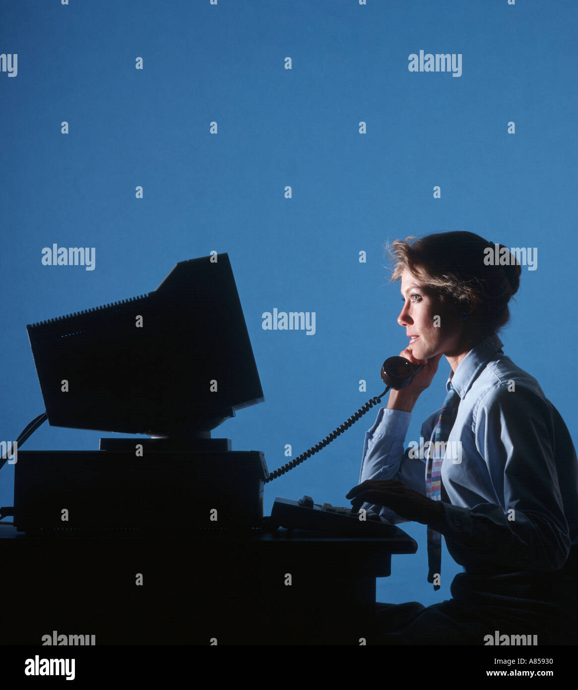 Business donna lavora fino a tardi sul computer in ufficio Foto Stock