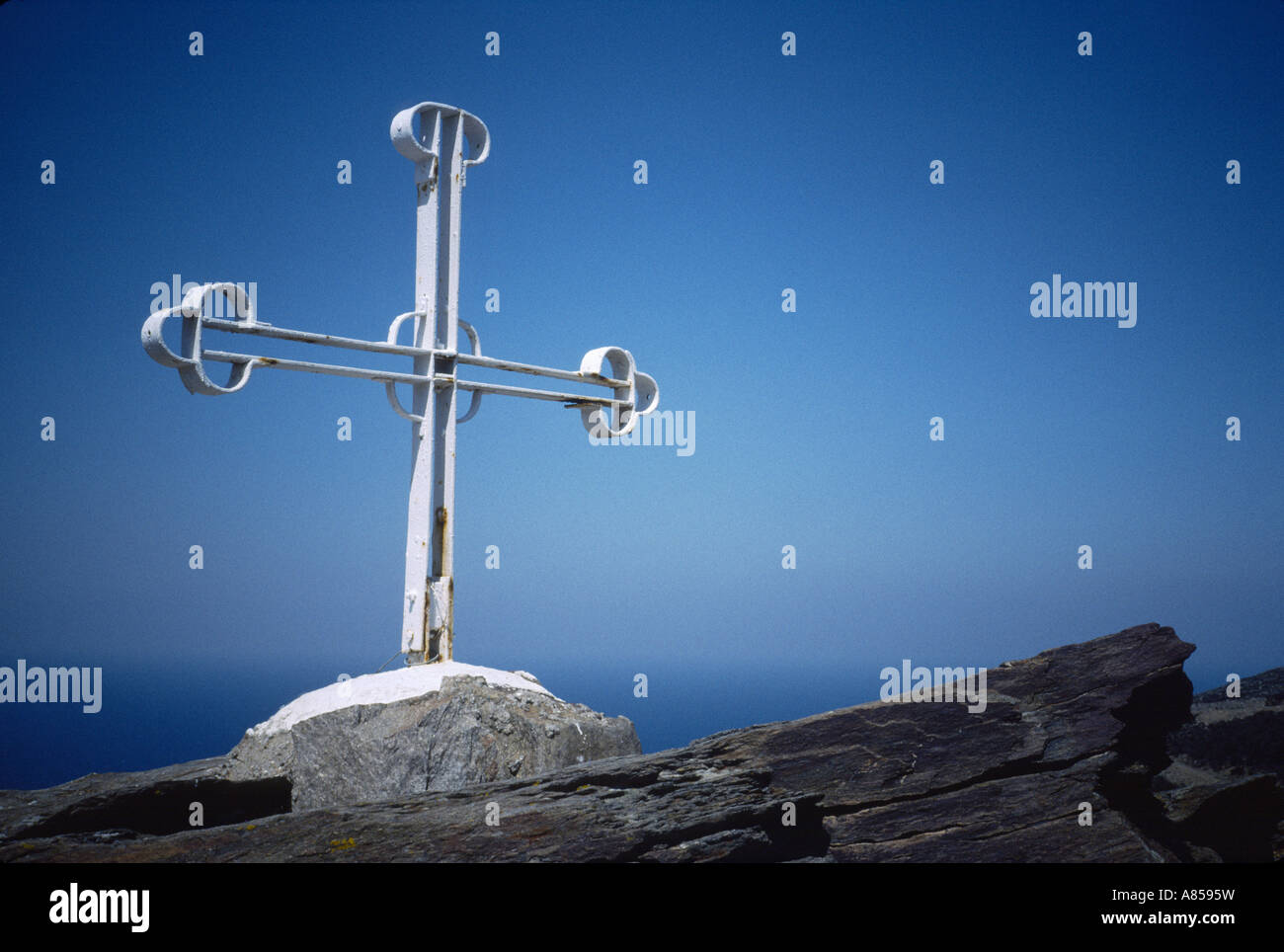 Croce di ferro sulla cima della montagna in Ikaria, Grecia (shot su  Kodachrome 64 Foto stock - Alamy
