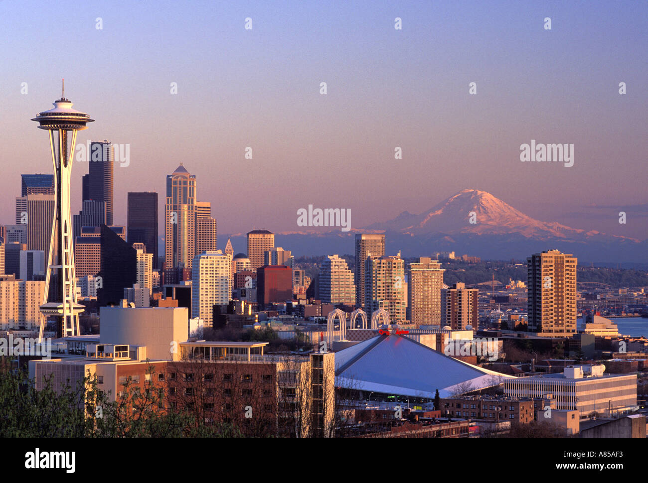 Lo skyline di Seattle e il Monte Rainier al crepuscolo Seattle Washington Foto Stock