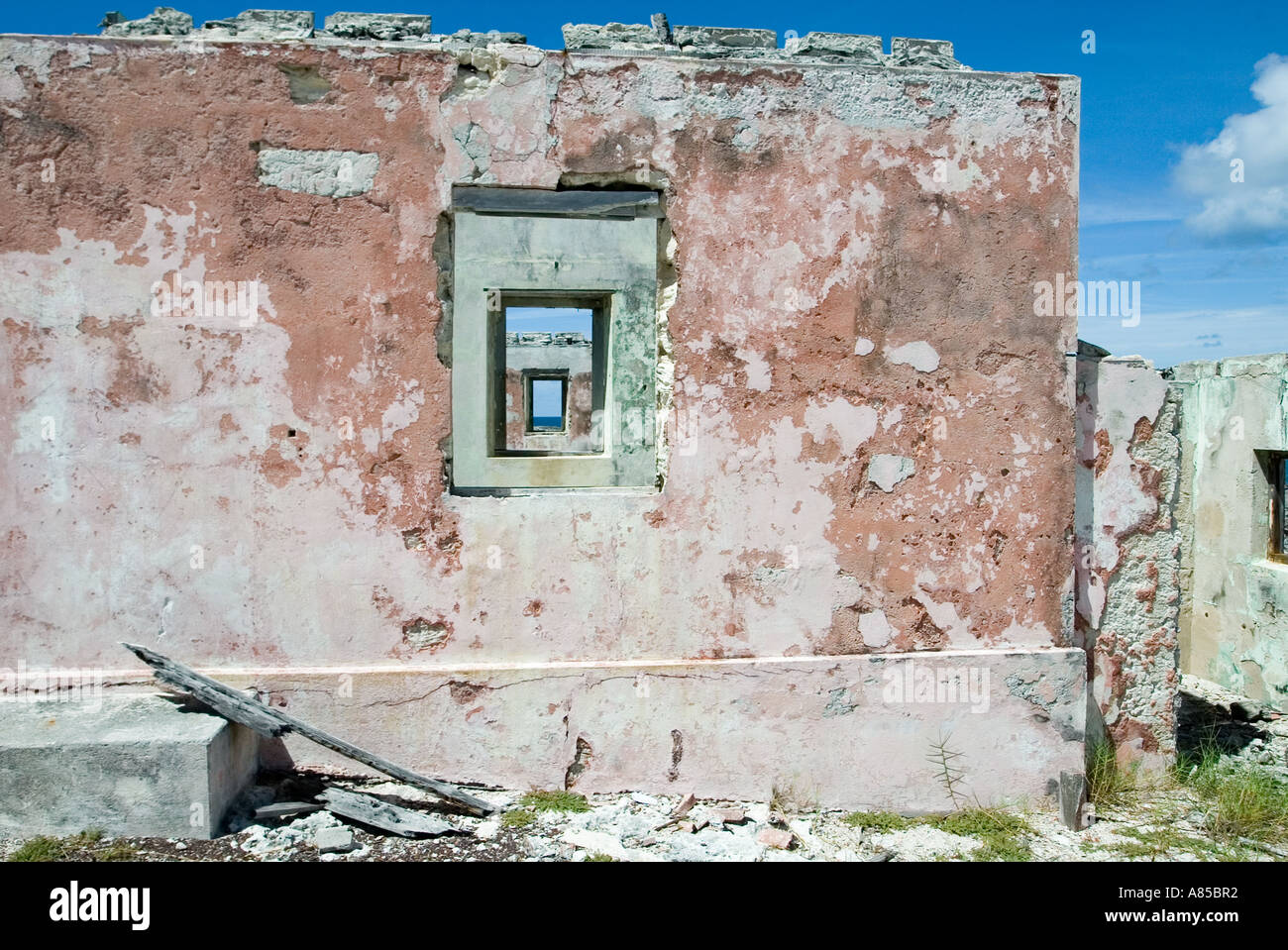 Donna in recessione edificio windows resti grande Issac Cay Bahamas Foto Stock