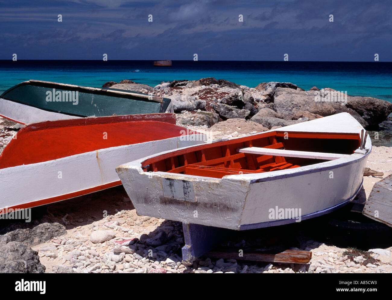 Bonaire in legno barche da pesca sulla spiaggia vicino al molo di sale Foto Stock