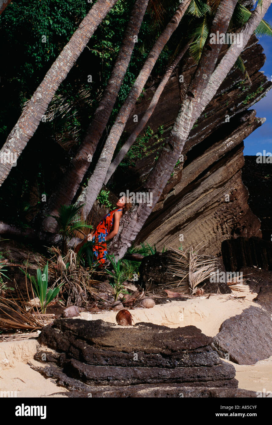 Donna appoggiata sul palm tree presso la spiaggia Isole Fiji Raranitingaa un isola deserta Foto Stock