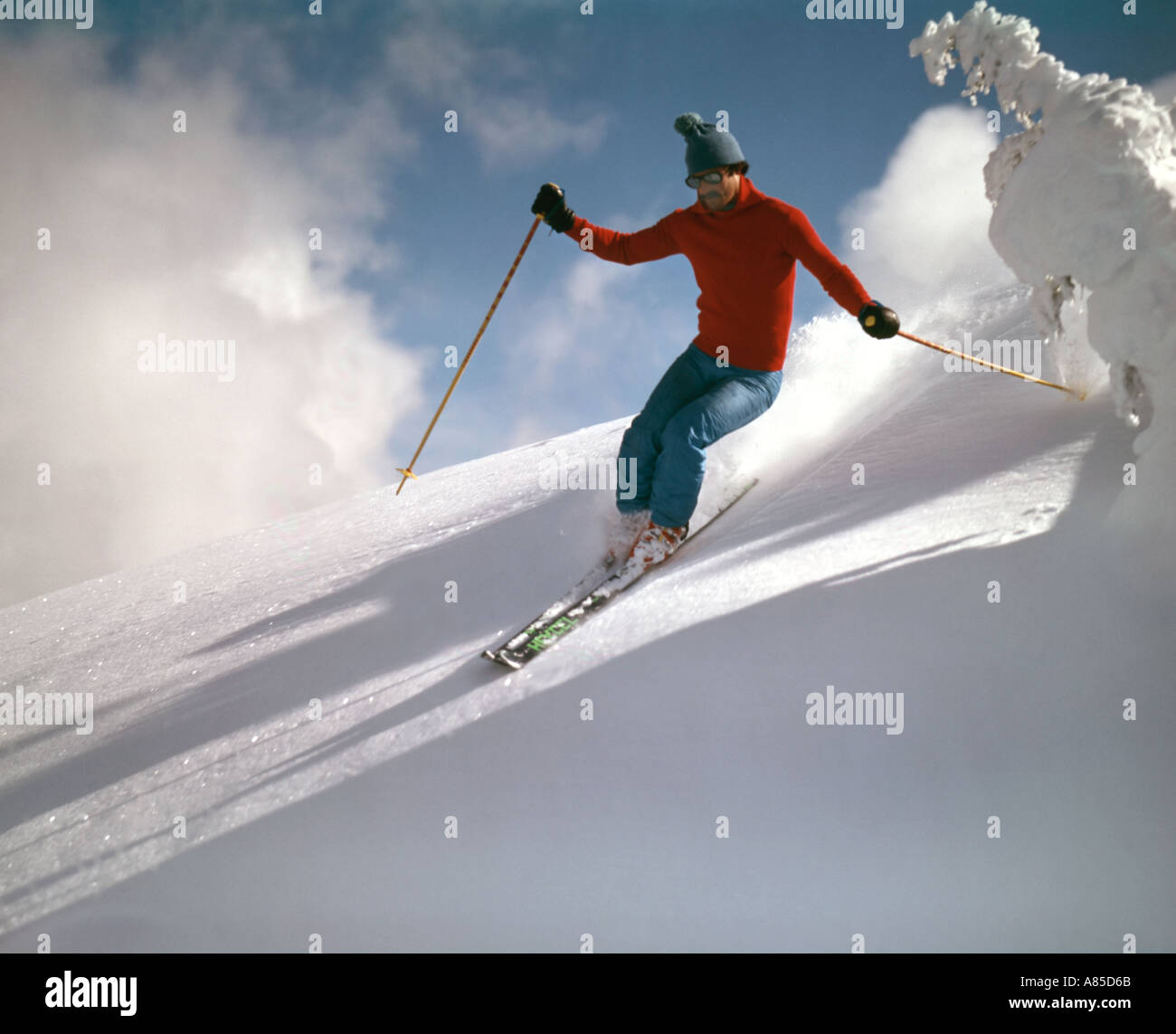 Sciatore rendendo le tracce in nuova polvere di neve a Mount Bachelor Oregon Foto Stock