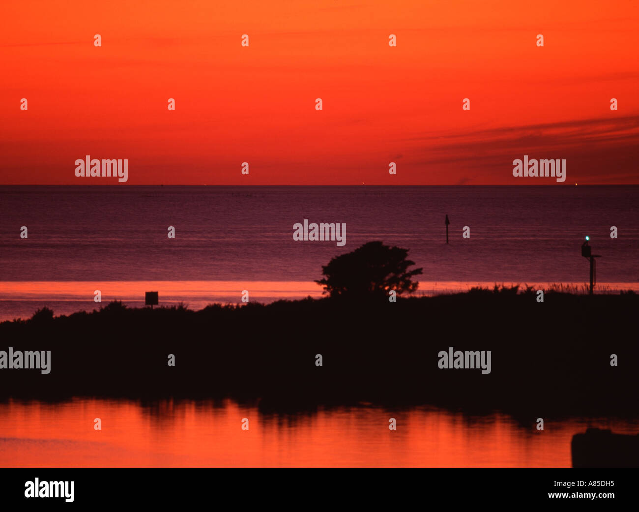 NC Ocracoke Island Silver Lake Harbour nel post-incandescenza del tramonto Foto Stock