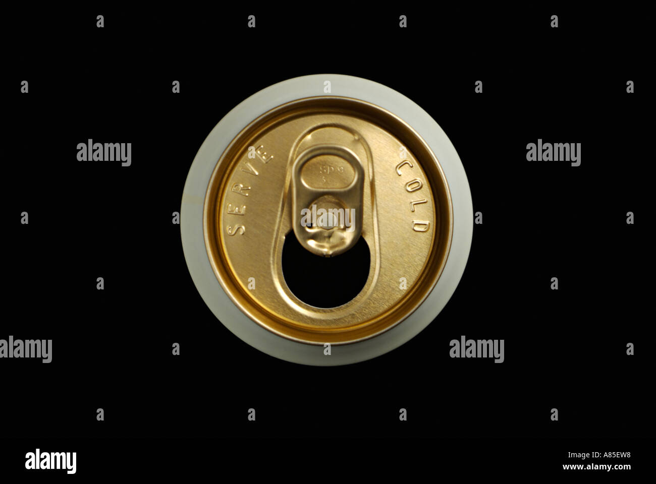 In alto di una lattina di birra contro uno sfondo nero Foto Stock