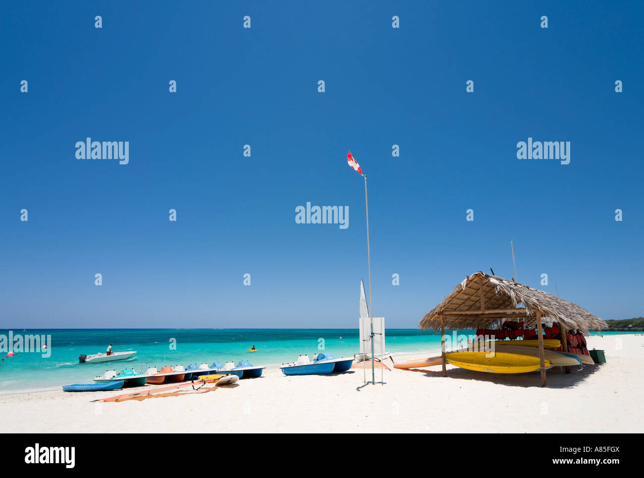 Sport acquatici, Albergo Sol Rio de Lunes y Mares, Playa Esmeralda Beach, Guardalavaca, Holguin, Cuba, Caraibi Foto Stock