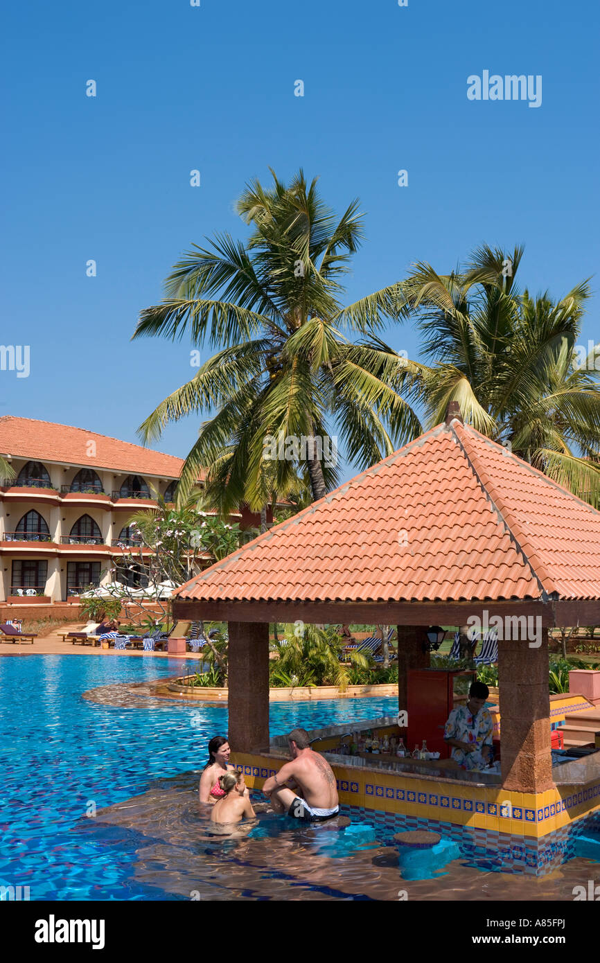 Swim Up Bar presso il Ramada Caravela Beach Resort, Varca, Goa Foto Stock
