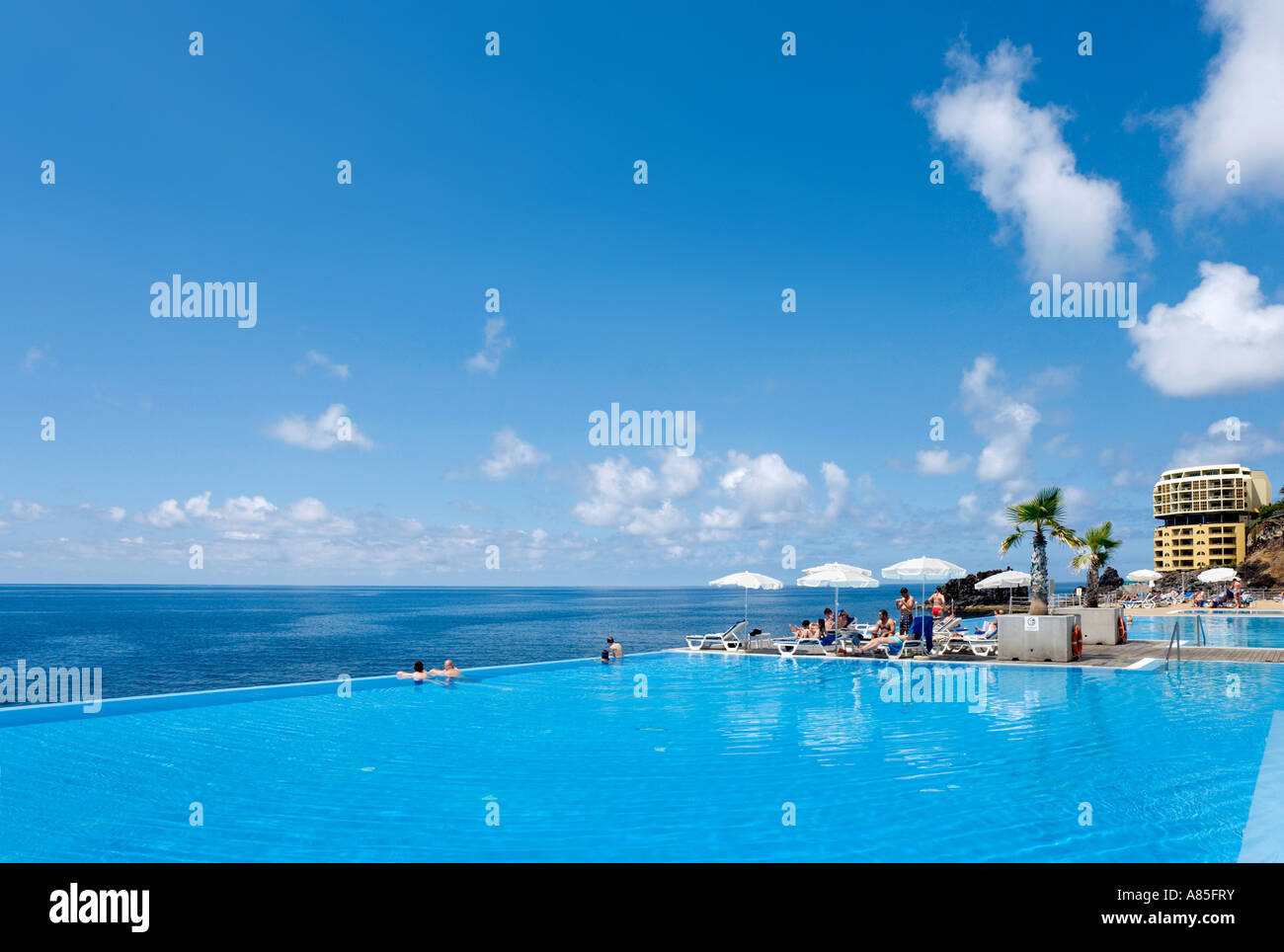 La piscina a sfioro presso il Crowne Plaza Resort, Funchal, Madeira, Portogallo Foto Stock