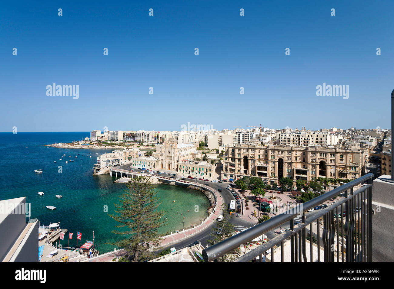 Vista dalle terrazze sul tetto di Le Meridien St Julians Hotel, St Julians, Malta Foto Stock