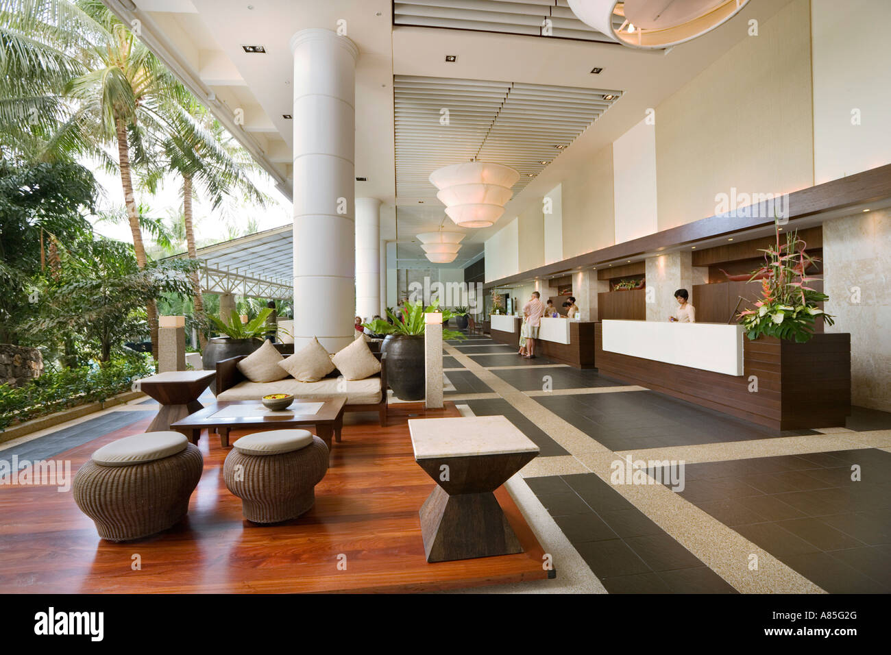 La lobby e il ricevimento presso l'Hilton Phuket Arcadia Resort & Spa Karon, Phuket Thailandia Foto Stock